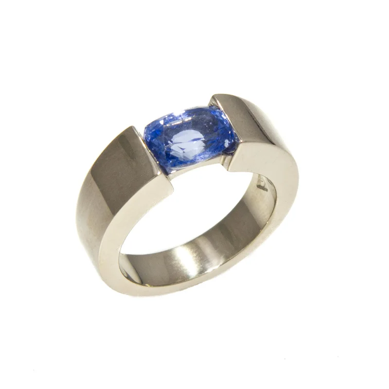 18ct White gold & Ceylon Sapphire.